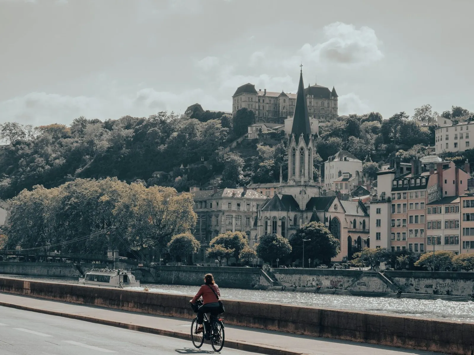 Cycliste sur un quai de Saône à Lyon