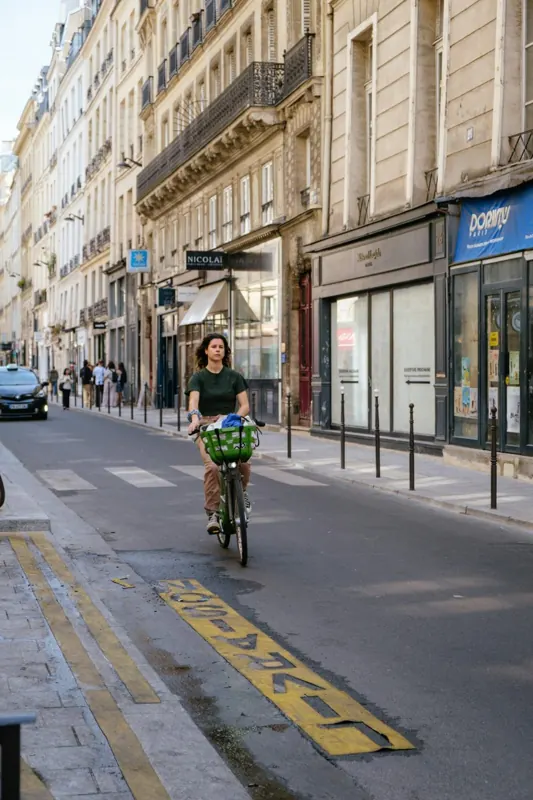 Une cycliste sur une piste cyclable à Paris