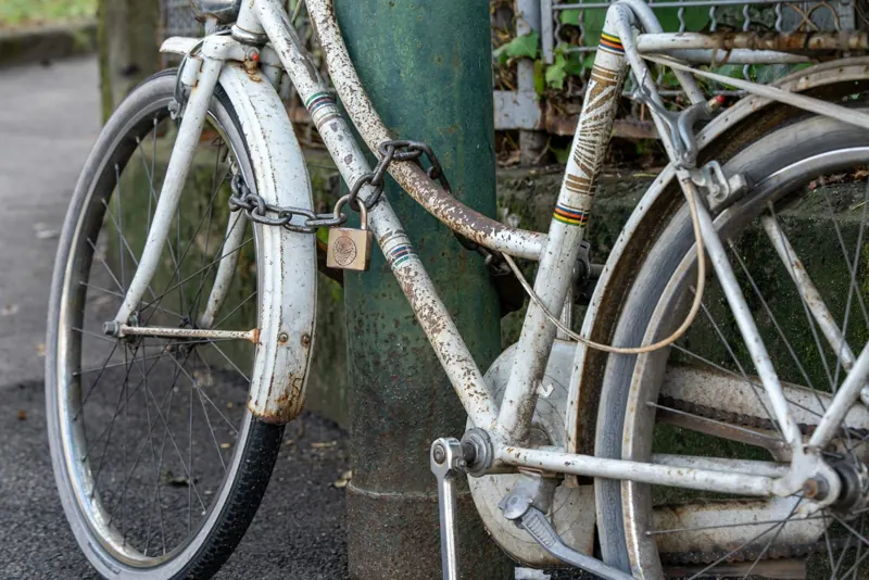 Vélo attaché à un poteau